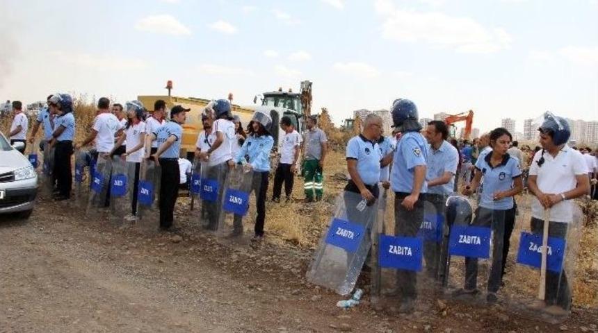 Diyarbakır&rsquo;da Park Yapımını Engellemek İsteyen K&ouml;yl&uuml;ler Belediye İş&ccedil;ilerine Saldırdı: 2 Yaralı