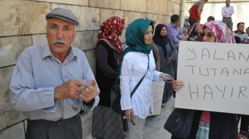 Valilik &Ouml;n&uuml;nde Muhtara Tepki Eylemi