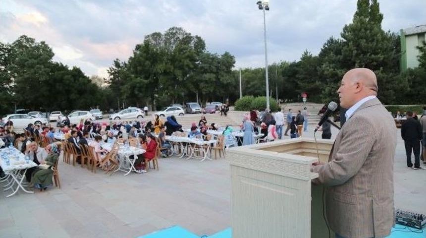 Sekmen&rsquo;den Gen&ccedil;lere &Ccedil;ağrı: &ldquo;toplumlara &Ouml;nder Olun&rdquo;