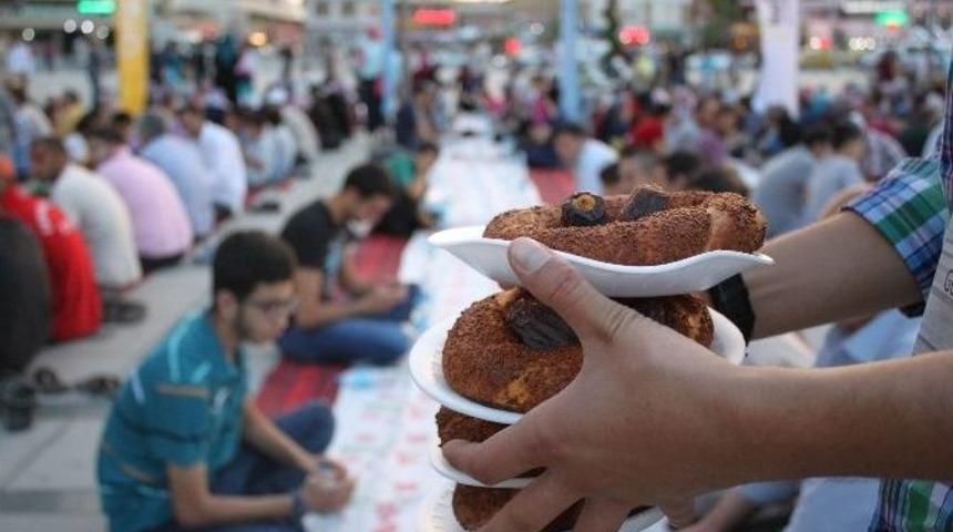 Gen&ccedil;lik Meclisinden &Uuml;mmet İftarı