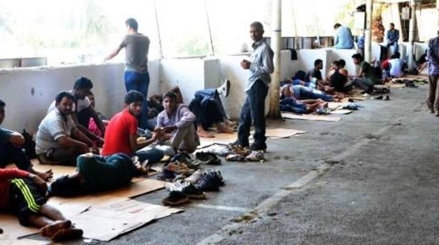 Bodrum'da Pazar Yeri Pakistanlı Ka&ccedil;aklarla Doldu