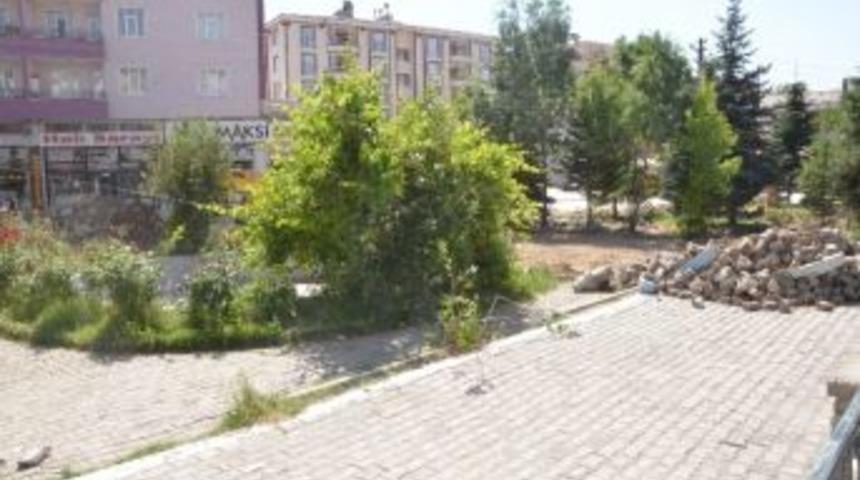 Erciş Belediyesi&rsquo;nnden Park Yapımı