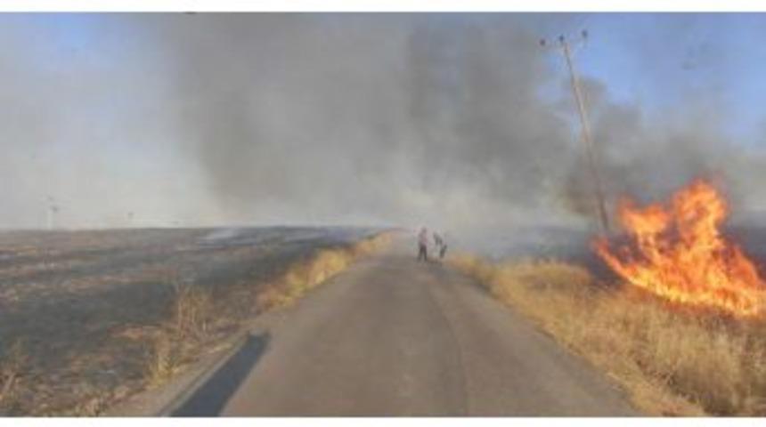 Anız Yangını Nedeniyle Direkleri Yanan K&ouml;yler Elektiriğe Kavuştu