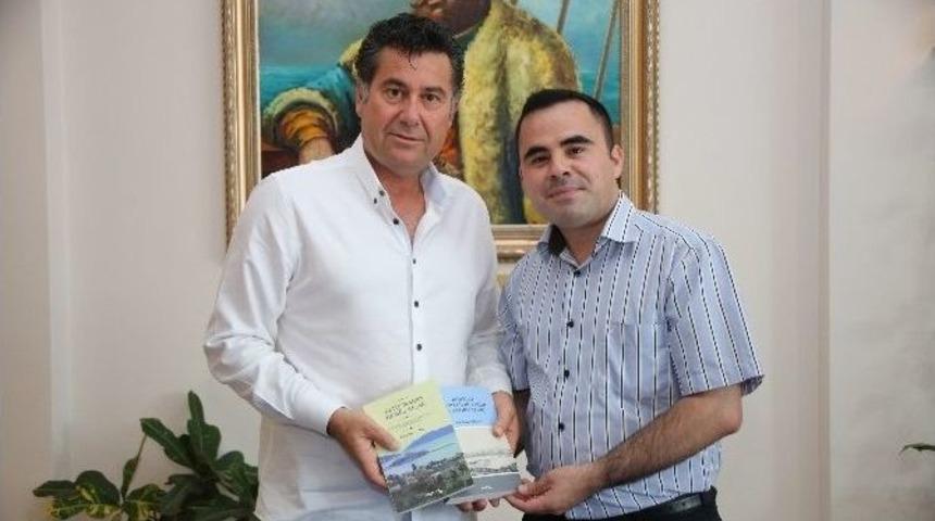 Başkan Kocadon, Cezmi &Ccedil;oban&rsquo;ın Kitap İmza G&uuml;n&uuml;ne Katıldı