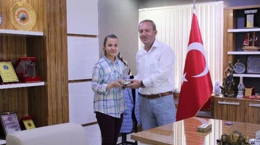 Başkan Şahiner&rsquo;den Teog&rsquo;da Dereceye Giren &Ouml;ğrencilere &Ouml;d&uuml;l