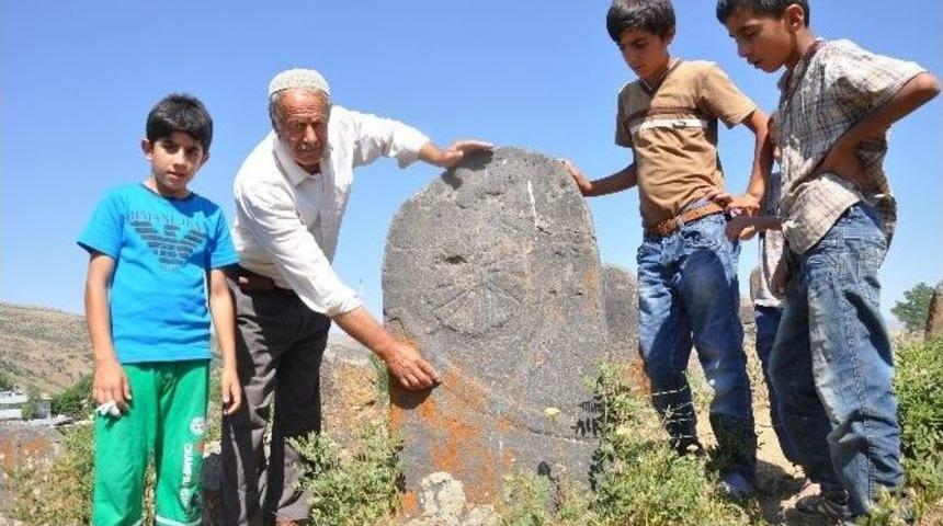 Muş&rsquo;taki Sel&ccedil;uklu Mezarlığı Koruma Altına Alınıyor
