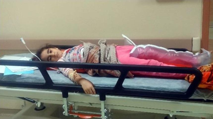 İki Otomobil Kafa Kafaya &Ccedil;arpıştı: 6 Yaralı