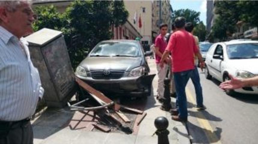 Kontrolden Çıkan Araç Elektrik Kutusuna Çarptı