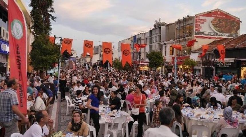 Edirne&rsquo;de 5 Bin Kişiye İftar Verildi