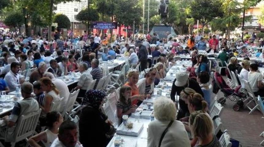Avcılar'da 15 Bin Kişiye Iftar Yemeği Dağıtıldı: Kimse Yatağa A&ccedil; Girmeyecek