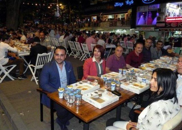 Avcılar'da 15 Bin Kişiye Iftar Yemeği Dağıtıldı: Kimse Yatağa Aç Girmeyecek