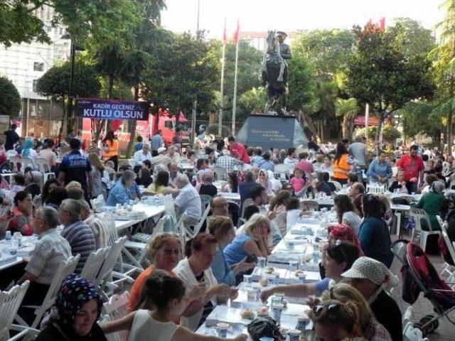 Avcılar'da 15 Bin Kişiye Iftar Yemeği Dağıtıldı: Kimse Yatağa Aç Girmeyecek