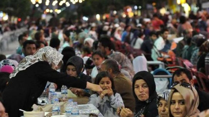 Tbmm Başkanı Yılmaz Sivas'ta Binlerce Kişiyle Oru&ccedil; A&ccedil;tı