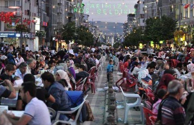 Tbmm Başkanı Yılmaz Sivas'ta Binlerce Kişiyle Oruç Açtı