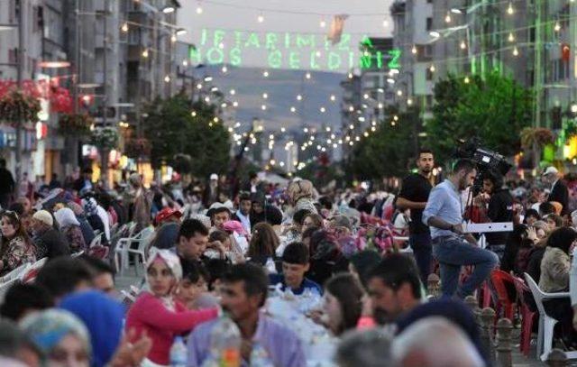 Tbmm Başkanı Yılmaz Sivas'ta Binlerce Kişiyle Oruç Açtı