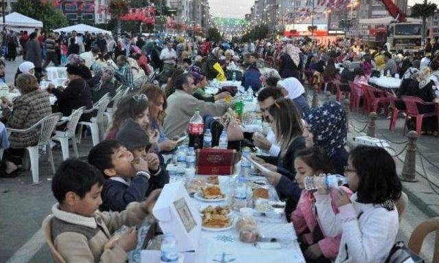 Tbmm Başkanı Yılmaz Sivas'ta Binlerce Kişiyle Oruç Açtı