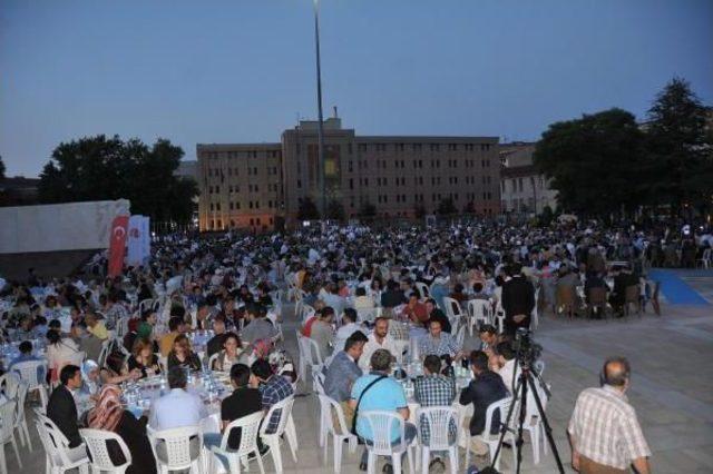 Bakan Avcı Vilayet Meydanı'ndaki Iftar Yemeğine Katıldı