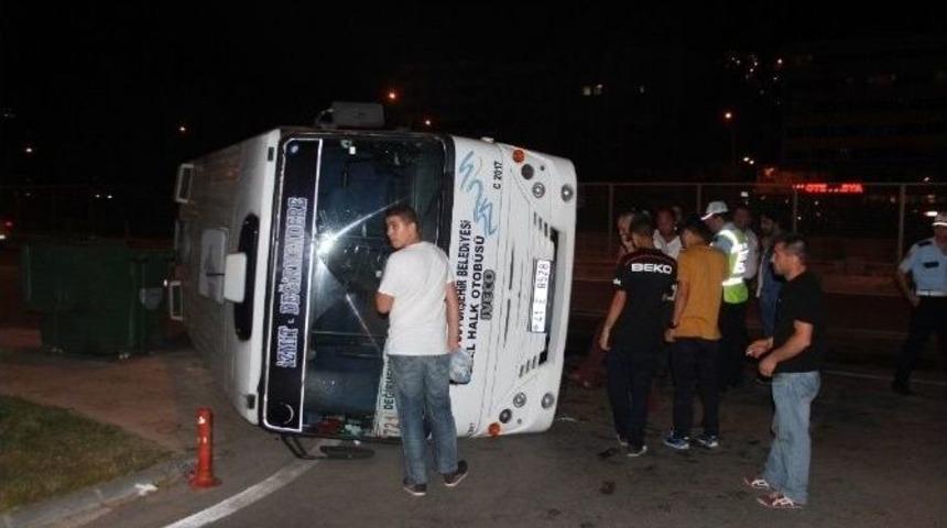 İzmit&rsquo;te Halk Otob&uuml;s&uuml; Devrildi: 1 Yaralı