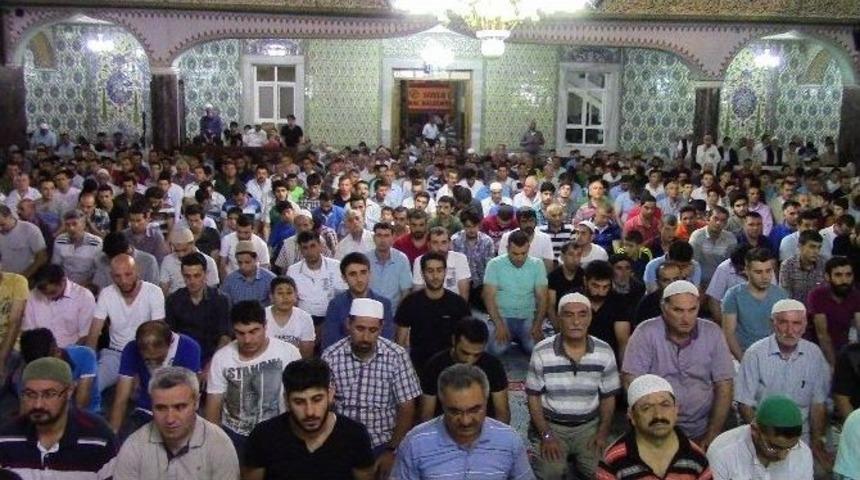 Elazığ&rsquo;da Kadir Gecesi&rsquo;nde Camiler Doldu