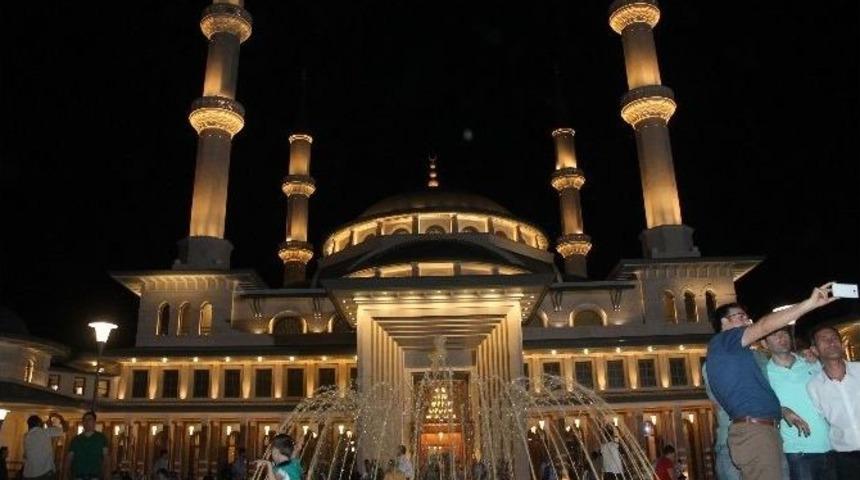 Başkentliler Kadir Gecesi&rsquo;nde Camilere Sığmadı