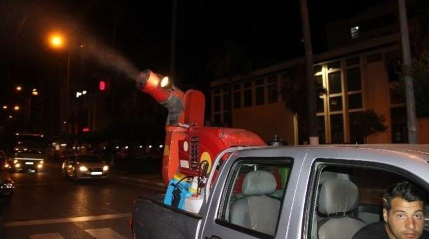 İskenderun&rsquo;da Cadde Ve Sokaklara G&uuml;l Suyu P&uuml;sk&uuml;rt&uuml;ld&uuml;