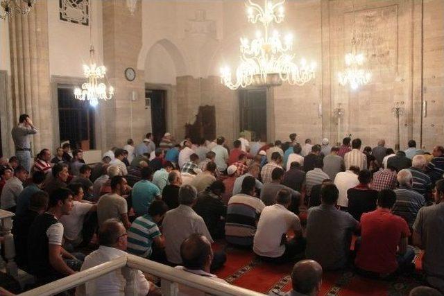 Kadir Gecesi’nde Rüstem Paşa Camii Doldu Taştı