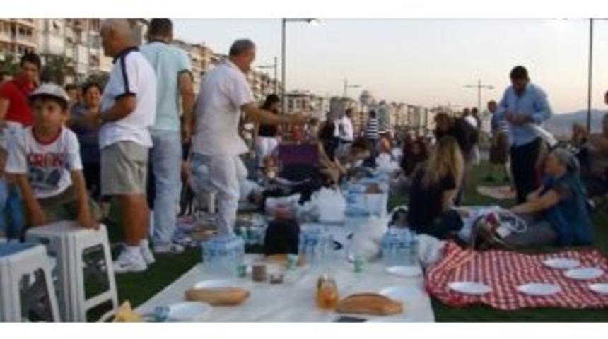 Y&uuml;zlerce İnsan Yery&uuml;z&uuml; Sofrası&rsquo;nda İftarını A&ccedil;tı