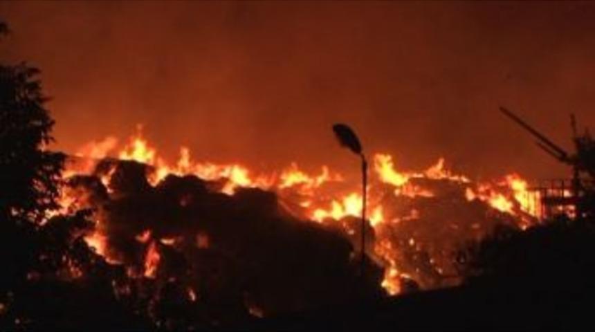 İzmir&rsquo;in Tire İl&ccedil;esinde Kağıt Fabrikasında &Ccedil;ıkan Yangın Devam Ediyor