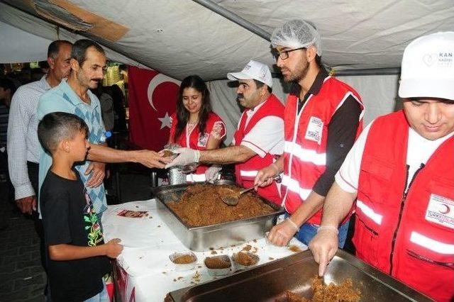 Kızılay Kadir Gecesinde Helva Dağıttı