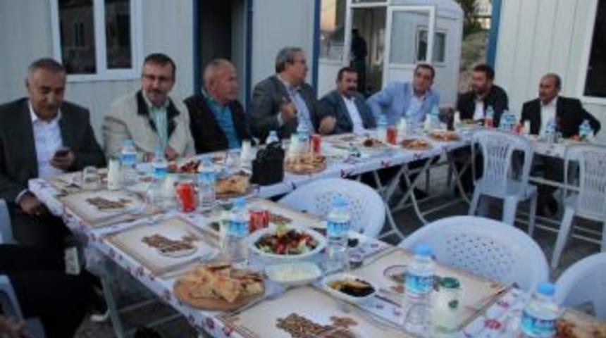 Belediye Başkanı &Uuml;nver K&uuml;lliye Dernek Y&ouml;neticileri İle İftarda Bir Araya Geldi