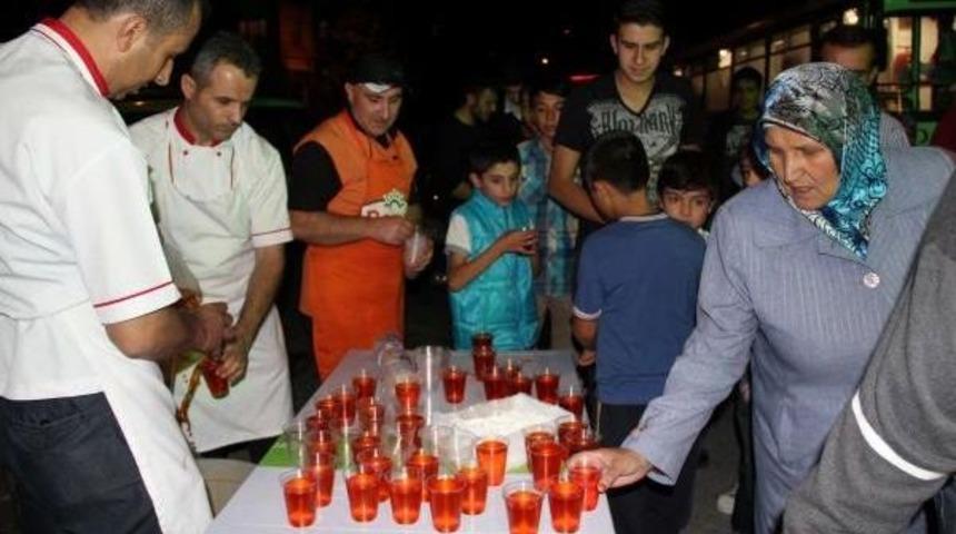 Nevşehir Belediyesi Kadir Gecesi'nde Bal Şerbeti Dağıttı