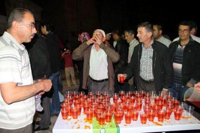 Nevşehir Belediyesi Kadir Gecesi'nde Bal Şerbeti Dağıttı