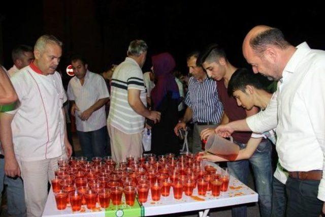 Nevşehir Belediyesi Kadir Gecesi'nde Bal Şerbeti Dağıttı