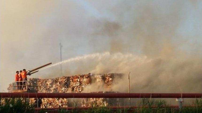 Kağıt Fabrikasında Çıkan Yangın Söndürülemiyor