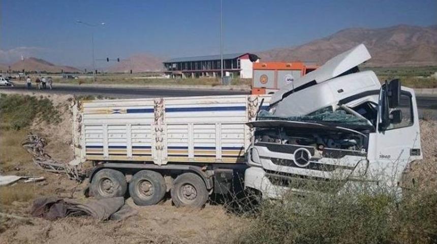 Afad Ekipleri Sıkışmalı Kazalara Müdahale Ederek Hayat Kurtarmaya Devam Ediyor