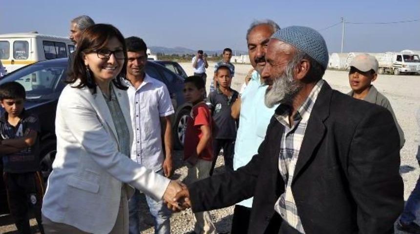 Tarım Iş&ccedil;ilerini Ziyaret Eden Hdp&rsquo;Li Kol&ccedil;ak, Sorunlarını Meclis&rsquo;E Taşıyacak