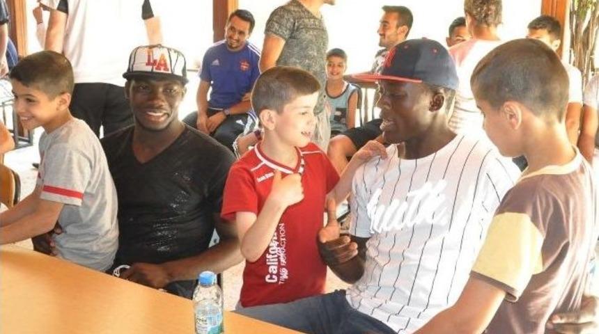 Gaziantepsporlu Futbolculardan &Ccedil;ocuklara S&uuml;rpriz Ziyaret