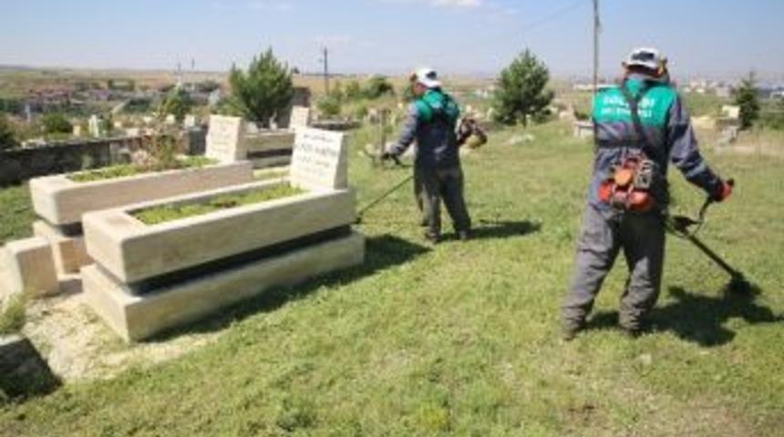 Mezarlıklar Bayrama Hazır