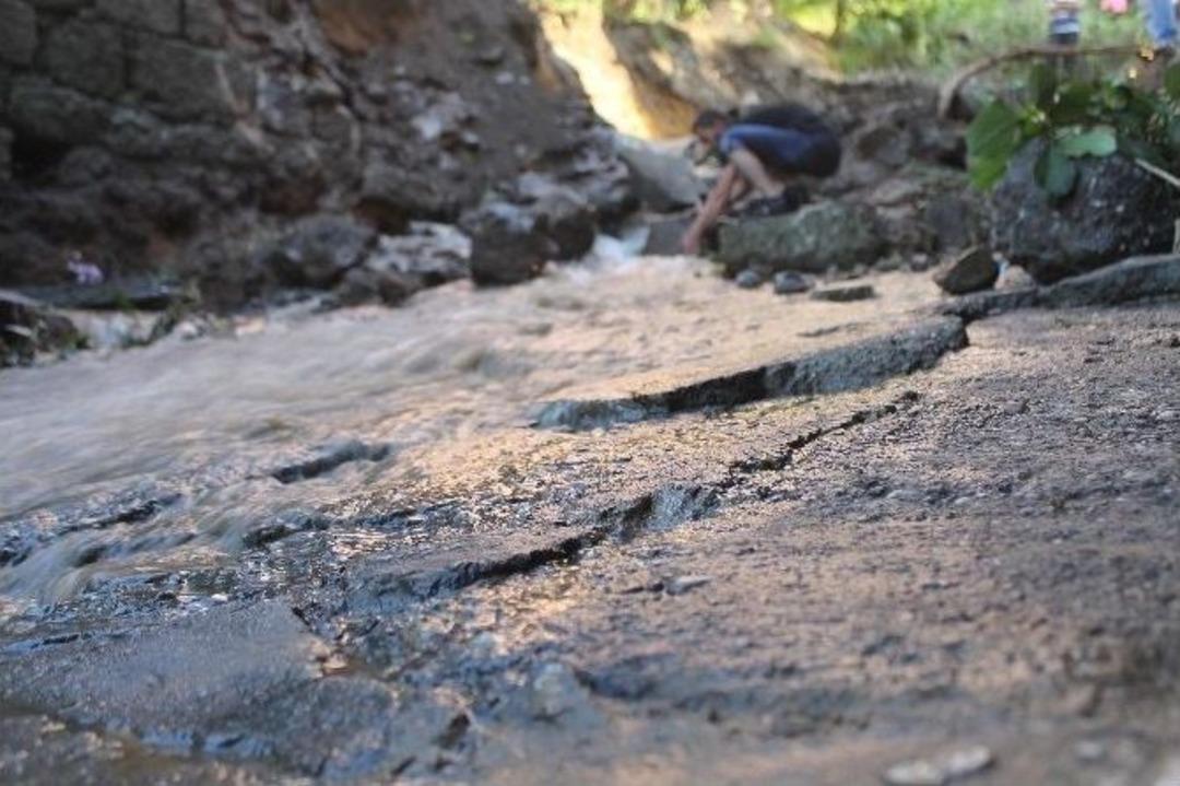 Su Borusu Patladı, Şehrin G&ouml;beği Şelale Ve Irmağa D&ouml;nd&uuml;