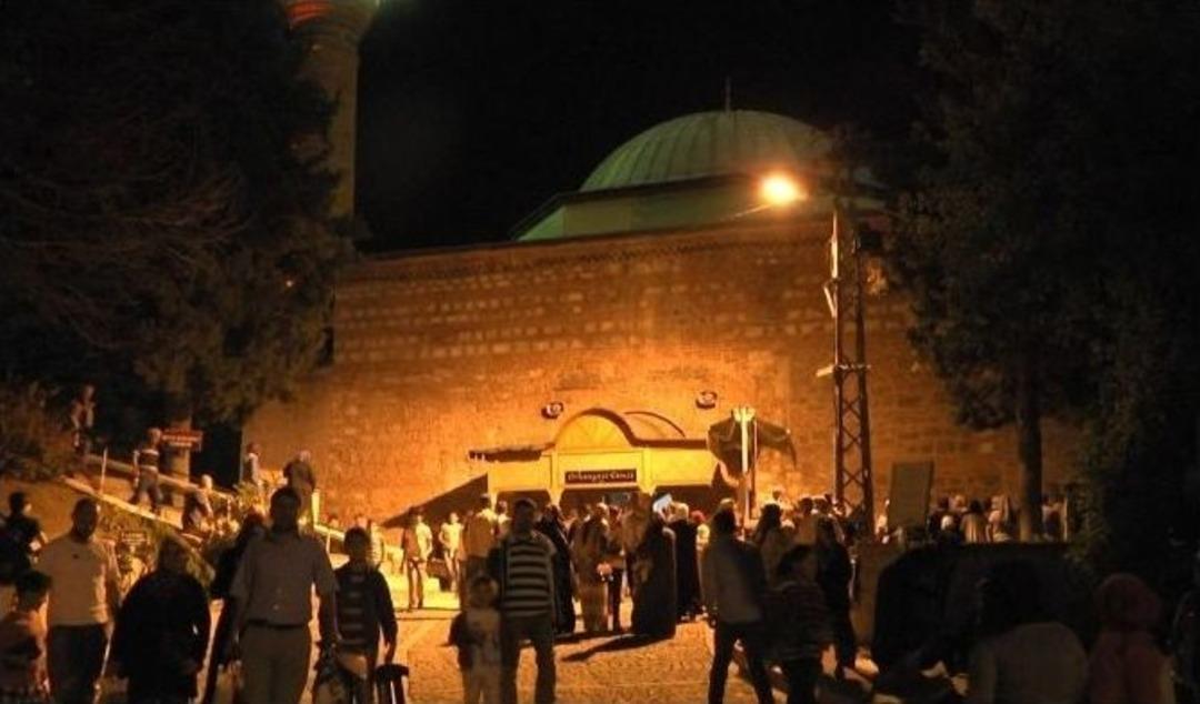 Şeyh Edebeali T&uuml;rbesinde 5 Bin Kişi Aynı Anda İftar Yaptı