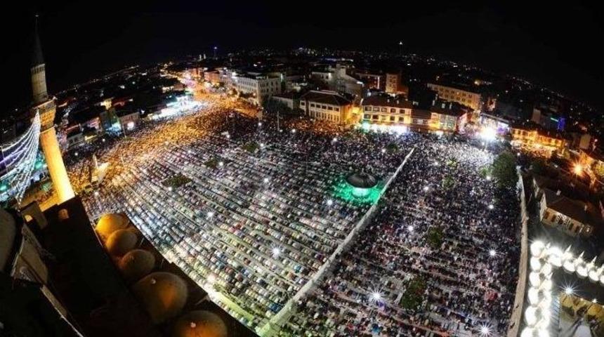 Mevlana Meydanında Kadir Gecesi Coşkusu