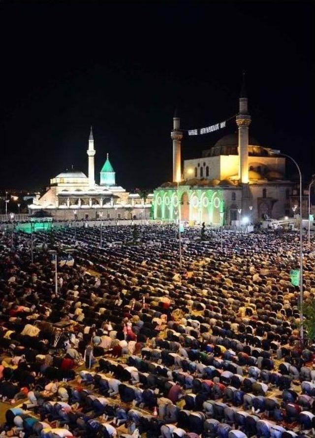 Mevlana Meydanında Kadir Gecesi Coşkusu