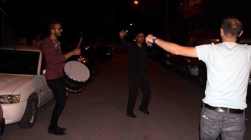 (&ouml;zel Haber) Ramazan Davulcusu Sahurda Hem Oynadı Hem Oynattı