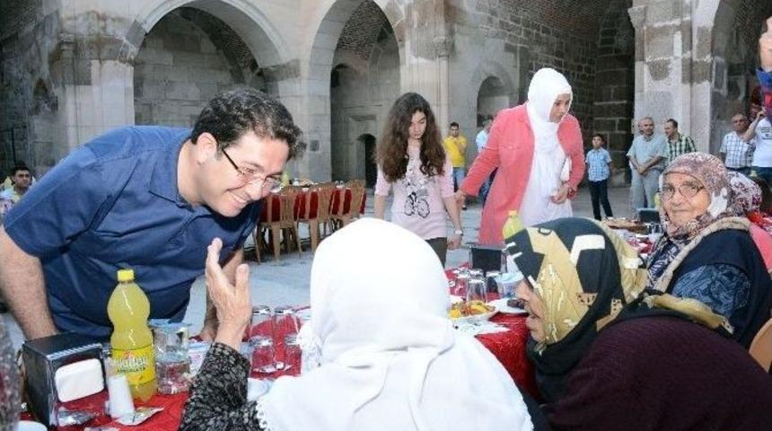 Aksaray&rsquo;da Zinciriye Medresesinde İftar
