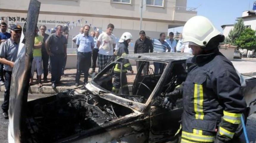 Trafikte Alev Alan Otomobil Kullanılamaz Hale Geldi