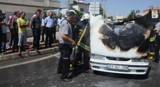 Trafikte Alev Alan Otomobil Kullanılamaz Hale Geldi