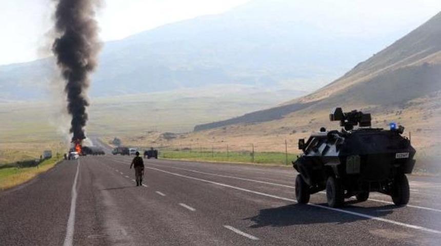 Pkk Doğubayazıt'ta Yol Kesti, Beton Mikresi Yaktı