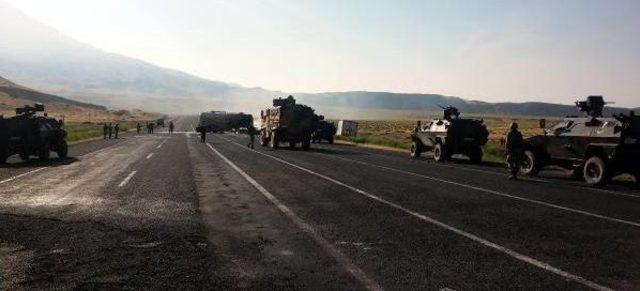 Pkk Doğubayazıt'ta Yol Kesti, Beton Mikresi Yaktı