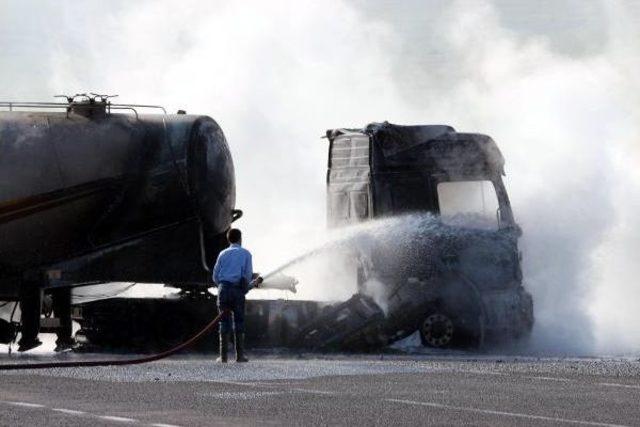 Pkk Doğubayazıt'ta Yol Kesti, Beton Mikresi Yaktı