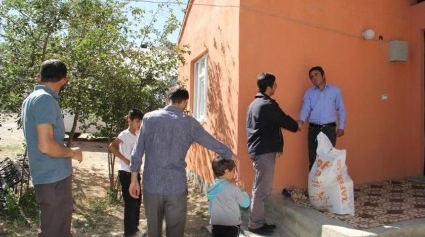 İl&ccedil;e M&uuml;ft&uuml;s&uuml; Fakir Ve Muhta&ccedil; Aileleri Ziyaret Edip Gıda Yardımında Bulundu